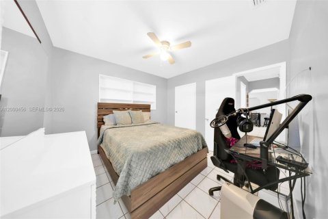 Casa en venta en Miami, Florida, 5 dormitorios, 213.68 m2 № 2067330 - foto 19