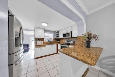 Casa en venta en Miami, Florida, 5 dormitorios, 213.68 m2 № 2067330 - foto 20