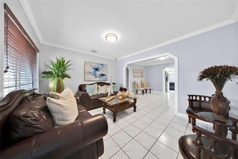 Casa en venta en Miami, Florida, 5 dormitorios, 213.68 m2 № 2067330 - foto 7