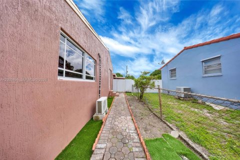 Casa en venta en Miami, Florida, 5 dormitorios, 213.68 m2 № 2067330 - foto 28