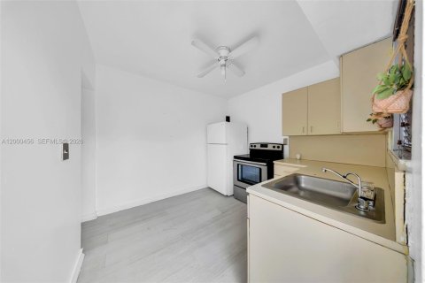 Casa en venta en Miami, Florida, 5 dormitorios, 213.68 m2 № 2067330 - foto 30
