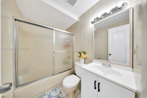 Casa en venta en Miami, Florida, 5 dormitorios, 213.68 m2 № 2067330 - foto 21