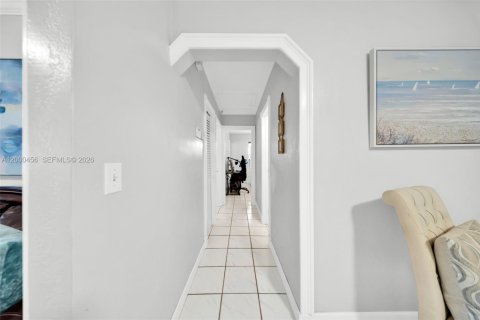 Casa en venta en Miami, Florida, 5 dormitorios, 213.68 m2 № 2067330 - foto 10