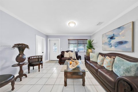 Casa en venta en Miami, Florida, 5 dormitorios, 213.68 m2 № 2067330 - foto 8