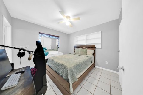 Casa en venta en Miami, Florida, 5 dormitorios, 213.68 m2 № 2067330 - foto 17