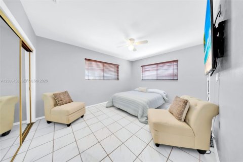 Casa en venta en Miami, Florida, 5 dormitorios, 213.68 m2 № 2067330 - foto 14