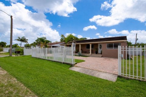 Casa en venta en Miami, Florida, 5 dormitorios, 213.68 m2 № 2067330 - foto 2