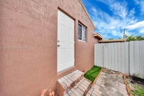 Casa en venta en Miami, Florida, 5 dormitorios, 213.68 m2 № 2067330 - foto 29