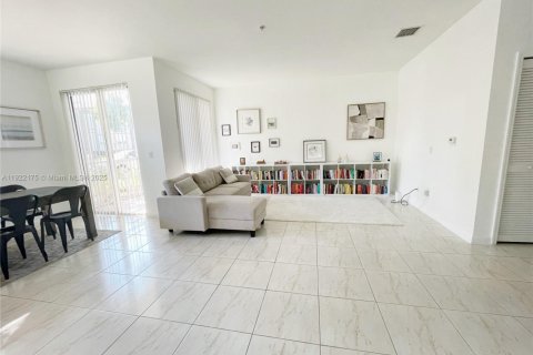 Condo in Miramar, Florida, 3 bedrooms  № 1976261 - photo 1