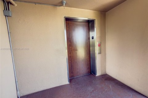 Condo in Pembroke Pines, Florida, 2 bedrooms  № 2088397 - photo 19