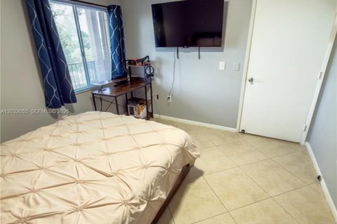 Condo in Pembroke Pines, Florida, 2 bedrooms  № 2088397 - photo 15