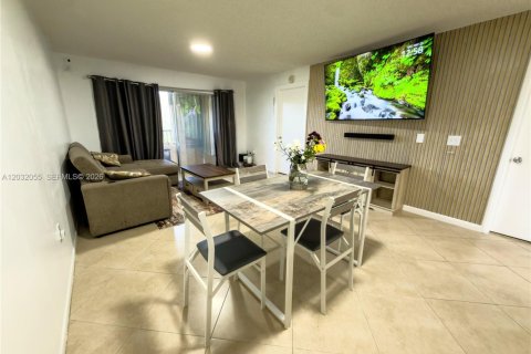 Condo in Pembroke Pines, Florida, 2 bedrooms  № 2088397