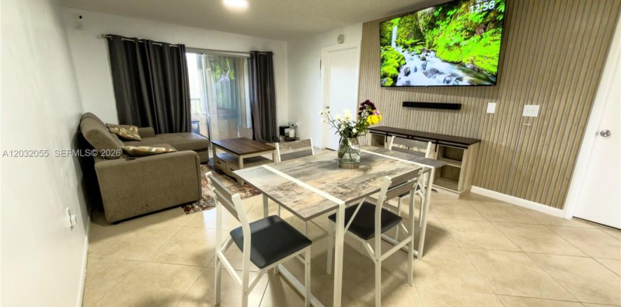 Condo in Pembroke Pines, Florida, 2 bedrooms  № 2088397