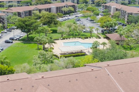 Condo in Pembroke Pines, Florida, 2 bedrooms  № 2088397 - photo 24