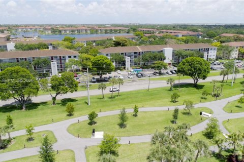 Condo in Pembroke Pines, Florida, 2 bedrooms  № 2088397 - photo 23