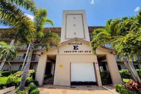 Condo in Pembroke Pines, Florida, 2 bedrooms  № 2088397 - photo 22