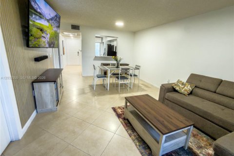 Condo in Pembroke Pines, Florida, 2 bedrooms  № 2088397 - photo 2