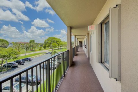 Condo in Pembroke Pines, Florida, 2 bedrooms  № 2088397 - photo 20