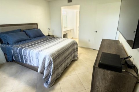 Condo in Pembroke Pines, Florida, 2 bedrooms  № 2088397 - photo 7