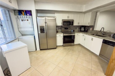 Condo in Pembroke Pines, Florida, 2 bedrooms  № 2088397 - photo 4