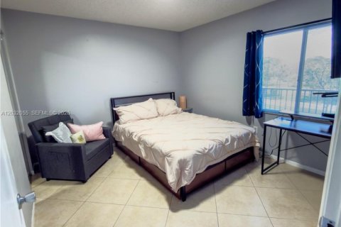 Condo in Pembroke Pines, Florida, 2 bedrooms  № 2088397 - photo 16