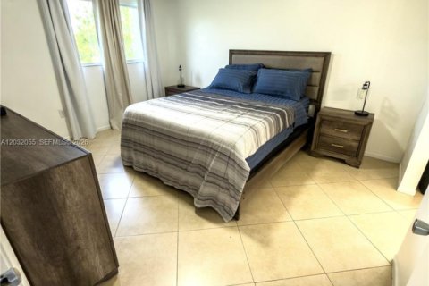 Condo in Pembroke Pines, Florida, 2 bedrooms  № 2088397 - photo 6