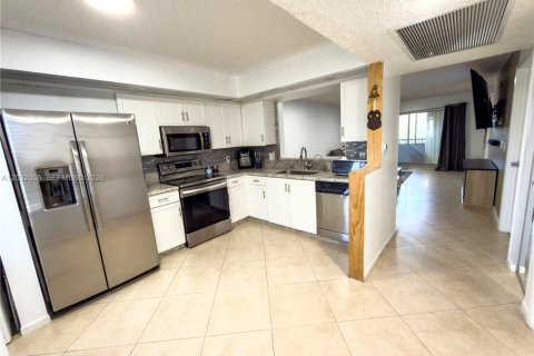 Condo in Pembroke Pines, Florida, 2 bedrooms  № 2088397 - photo 3
