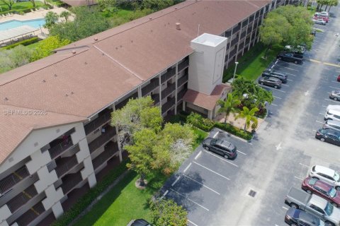 Condo in Pembroke Pines, Florida, 2 bedrooms  № 2088397 - photo 25