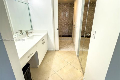 Condo in Pembroke Pines, Florida, 2 bedrooms  № 2088397 - photo 9