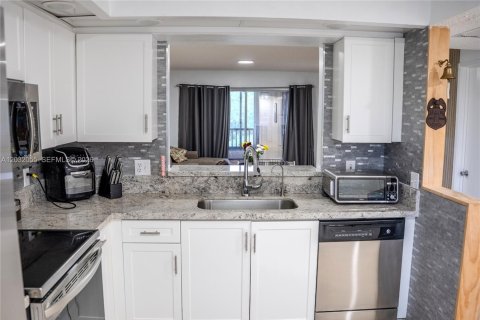 Condo in Pembroke Pines, Florida, 2 bedrooms  № 2088397 - photo 5