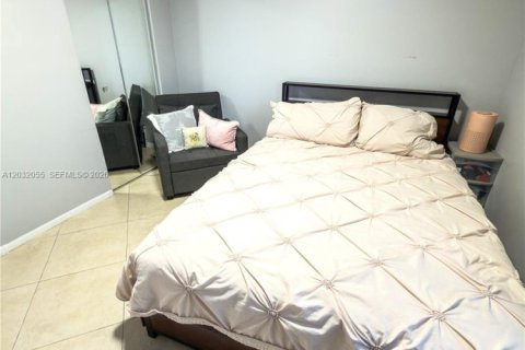 Condo in Pembroke Pines, Florida, 2 bedrooms  № 2088397 - photo 14