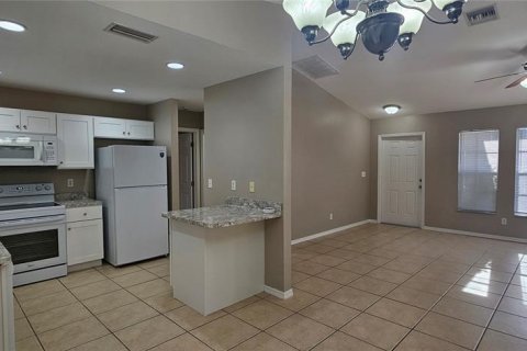 House in Cape Coral, Florida 3 bedrooms, 112.6 sq.m. № 2258976 - photo 7