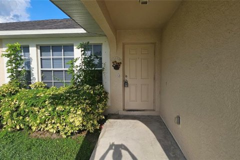 House in Cape Coral, Florida 3 bedrooms, 112.6 sq.m. № 2258976 - photo 2