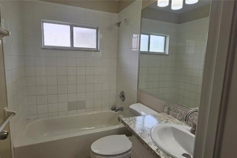 House in Cape Coral, Florida 3 bedrooms, 112.6 sq.m. № 2258976 - photo 19