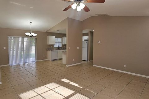 House in Cape Coral, Florida 3 bedrooms, 112.6 sq.m. № 2258976 - photo 4