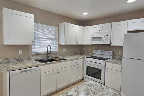 House in Cape Coral, Florida 3 bedrooms, 112.6 sq.m. № 2258976 - photo 6