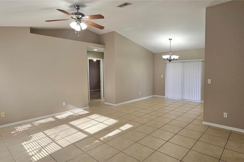 House in Cape Coral, Florida 3 bedrooms, 112.6 sq.m. № 2258976 - photo 3