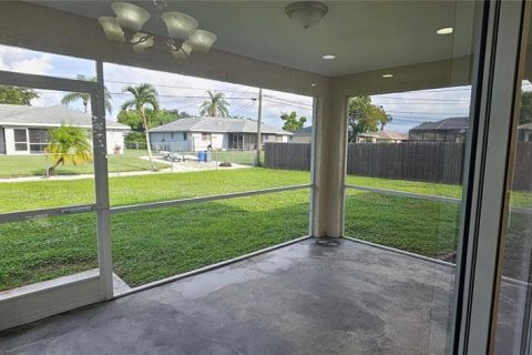 House in Cape Coral, Florida 3 bedrooms, 112.6 sq.m. № 2258976 - photo 20