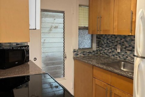 Снять в аренду кондоминиум в Норт-Майами-Бич, Флорида 2 спальни, 71.07м2, № 1991404 - фото 2