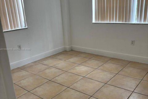 Снять в аренду кондоминиум в Норт-Майами-Бич, Флорида 2 спальни, 71.07м2, № 1991404 - фото 4