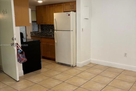 Снять в аренду кондоминиум в Норт-Майами-Бич, Флорида 2 спальни, 71.07м2, № 1991404 - фото 1