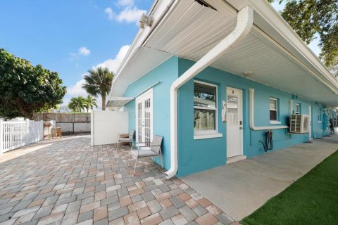 Immobilier commercial à vendre à Indian Rocks Beach, Floride: 4 chambres, 192.96 m2 № 2118651 - photo 2