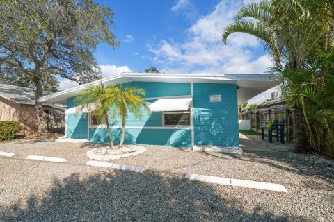 Commercial property in Indian Rocks Beach, Florida 4 bedrooms, 192.96 sq.m. № 2118651