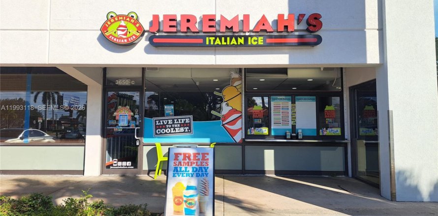 Коммерческая недвижимость в Лайтхаус-Пойнт, Флорида № 2055432