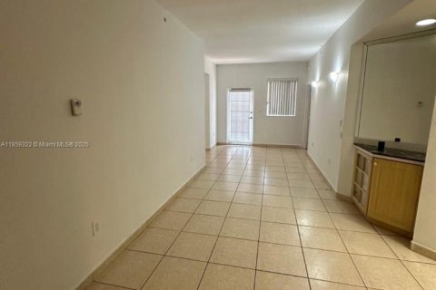 Condominio en venta en Hialeah, Florida, 3 dormitorios, 113.34 m2 № 2013752 - foto 6
