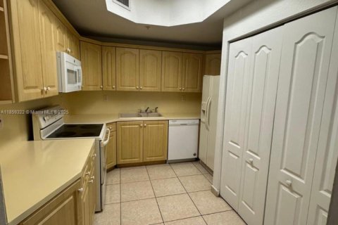 Condominio en venta en Hialeah, Florida, 3 dormitorios, 113.34 m2 № 2013752 - foto 4