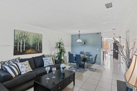 Condo in Hialeah Gardens, Florida, 2 bedrooms  № 1861685 - photo 1