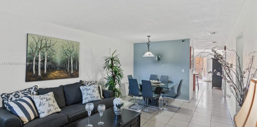 Condo in Hialeah Gardens, Florida, 2 bedrooms  № 1861685
