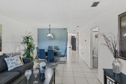 Condo in Hialeah Gardens, Florida, 2 bedrooms  № 1861685 - photo 17
