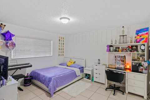 Condo in Hialeah Gardens, Florida, 2 bedrooms  № 1861685 - photo 4